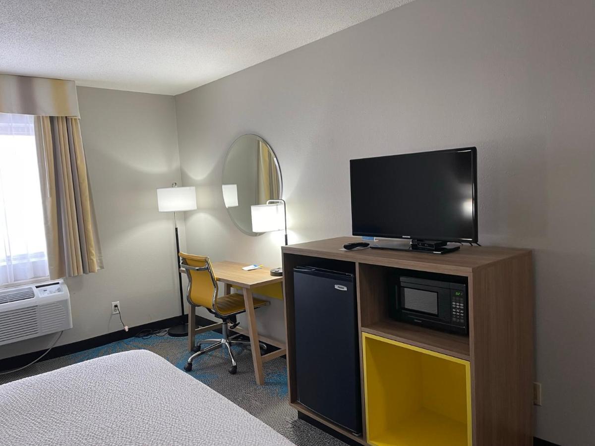 Days Inn By Wyndham Colby Ngoại thất bức ảnh