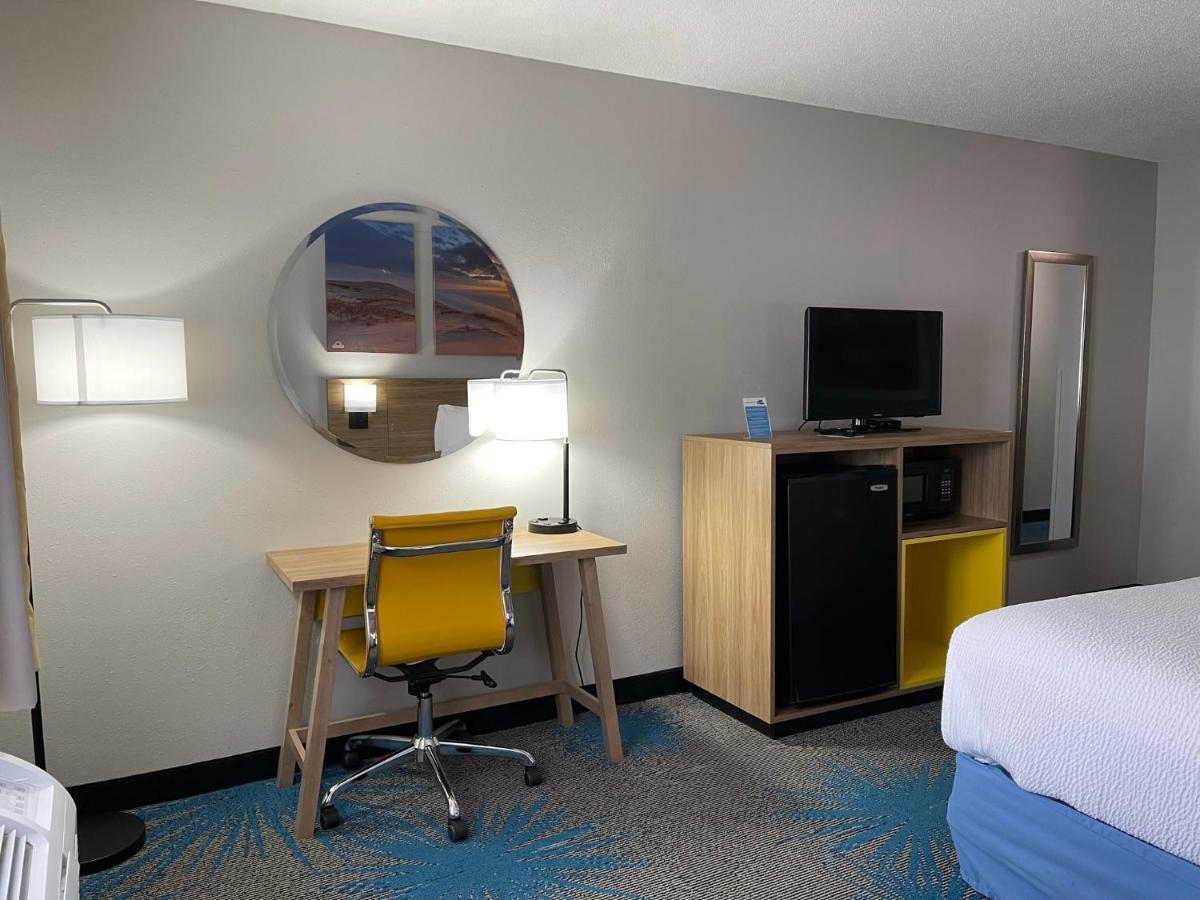 Days Inn By Wyndham Colby Ngoại thất bức ảnh