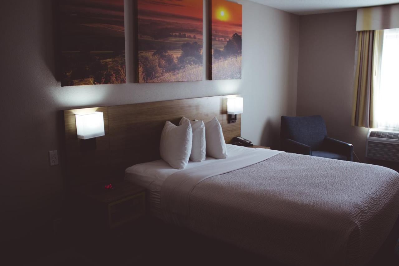 Days Inn By Wyndham Colby Ngoại thất bức ảnh