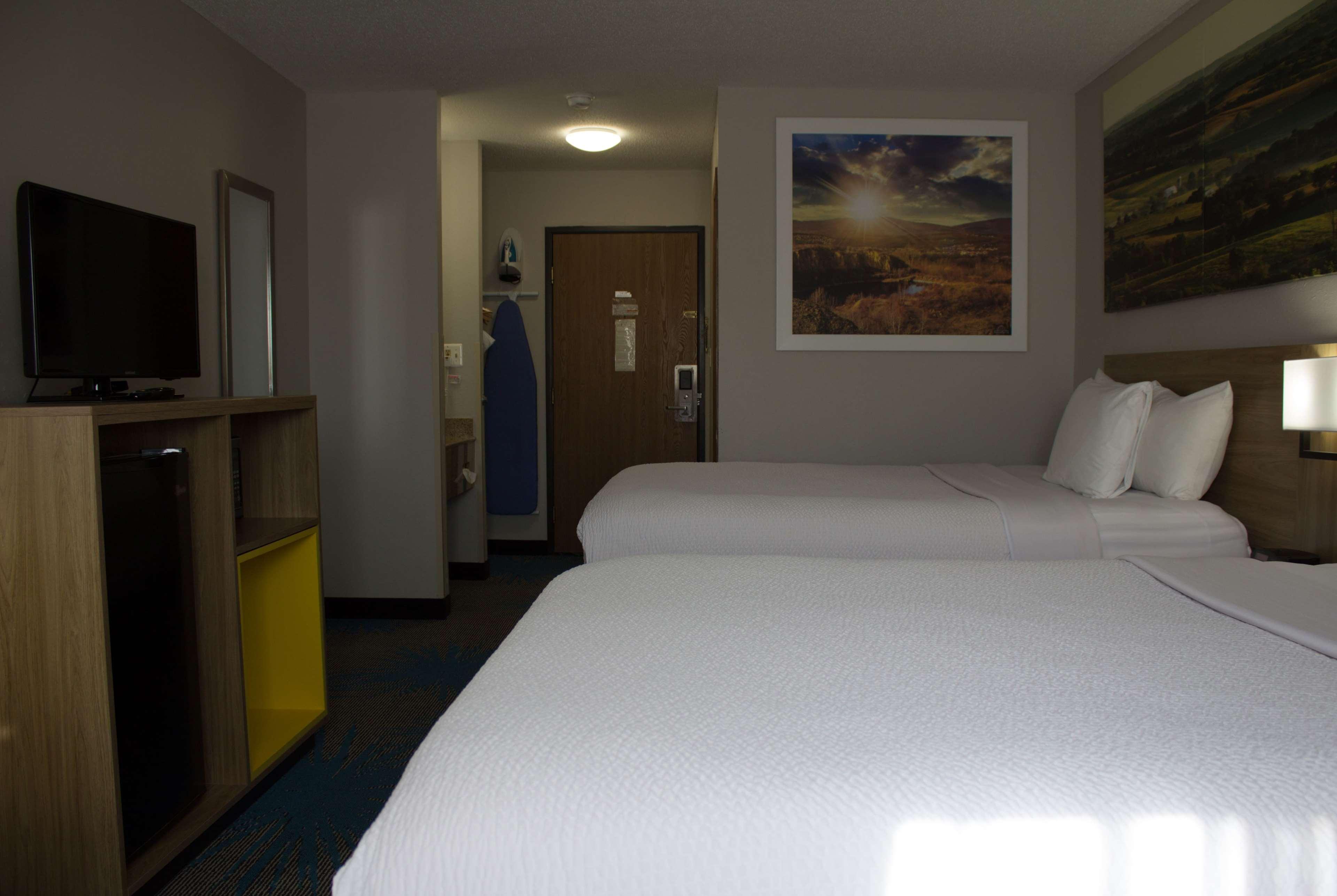 Days Inn By Wyndham Colby Ngoại thất bức ảnh