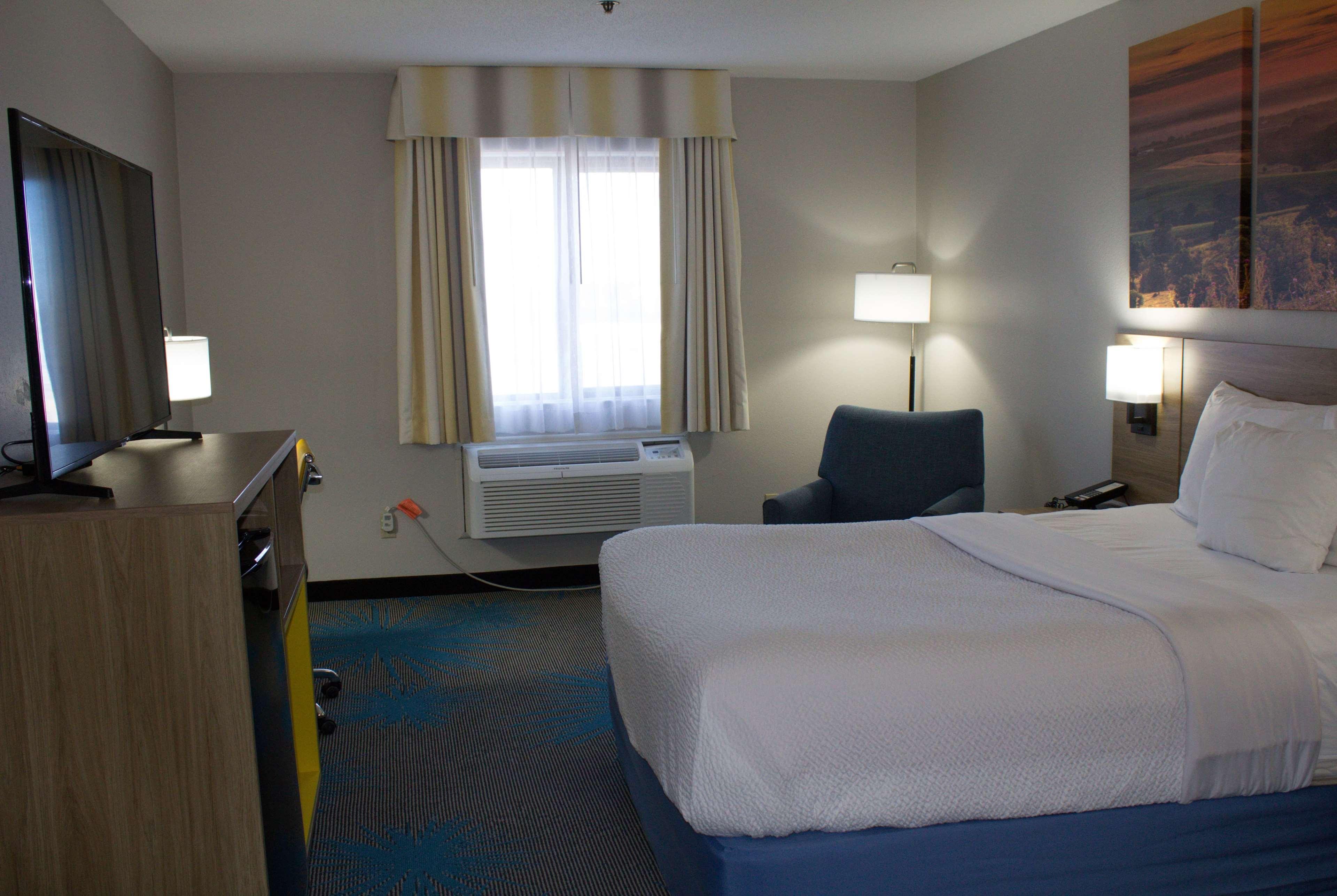 Days Inn By Wyndham Colby Ngoại thất bức ảnh