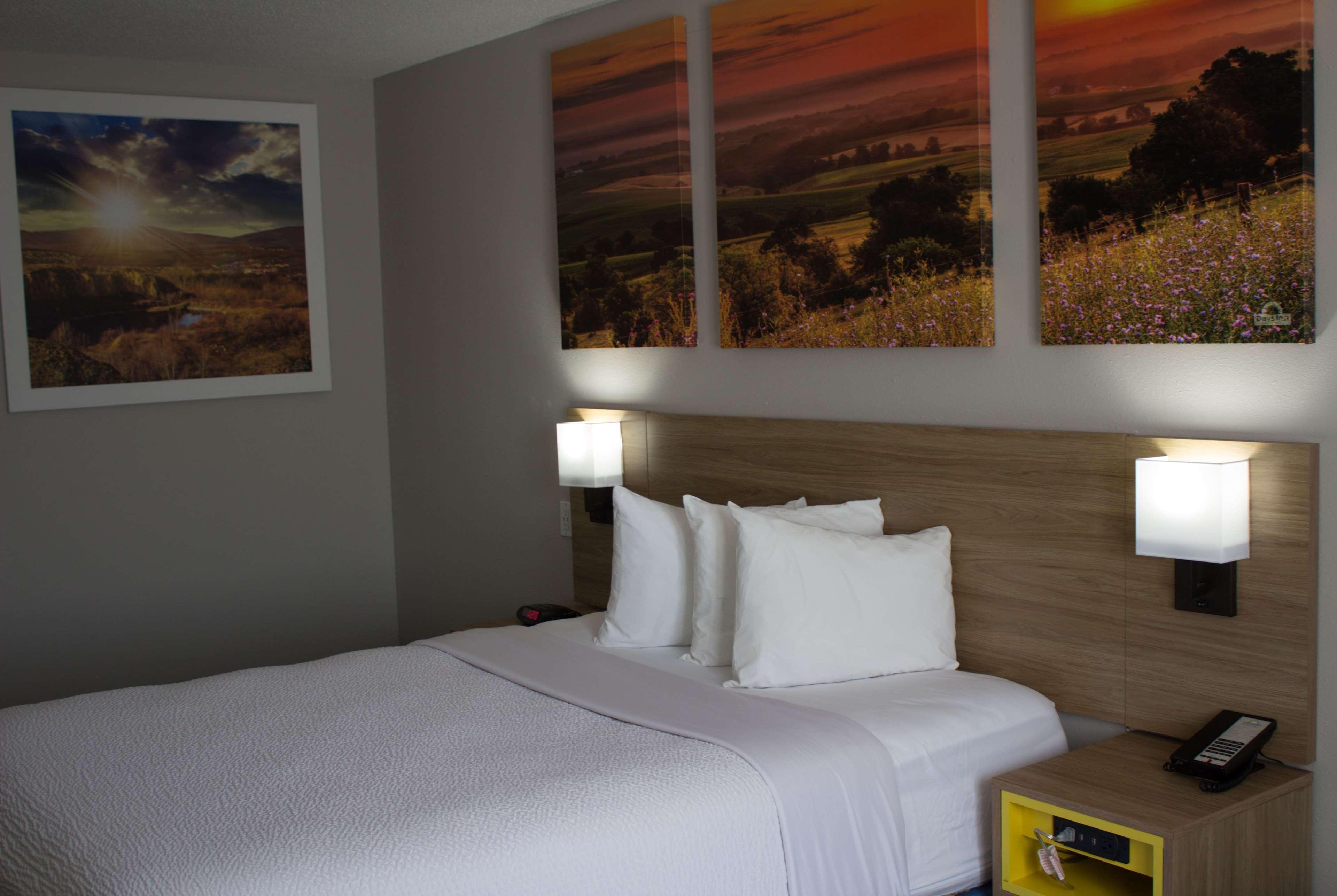 Days Inn By Wyndham Colby Ngoại thất bức ảnh