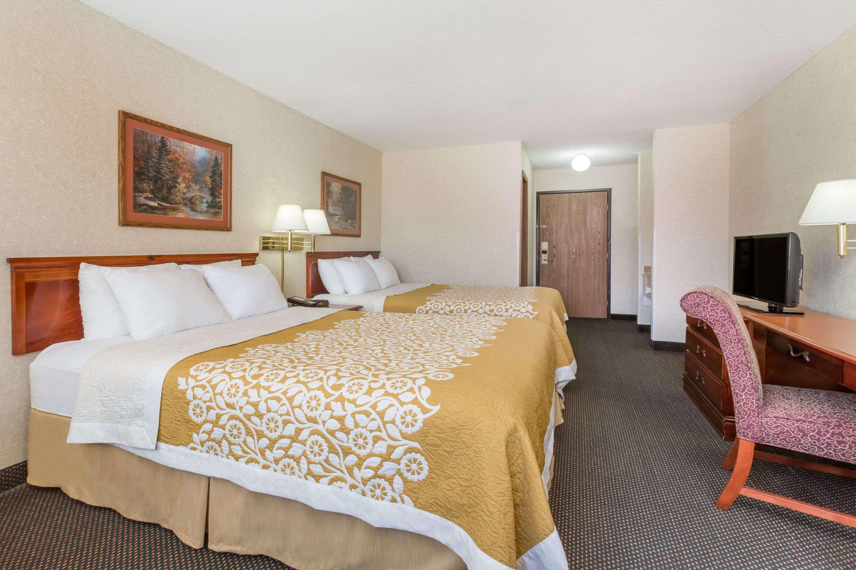 Days Inn By Wyndham Colby Ngoại thất bức ảnh
