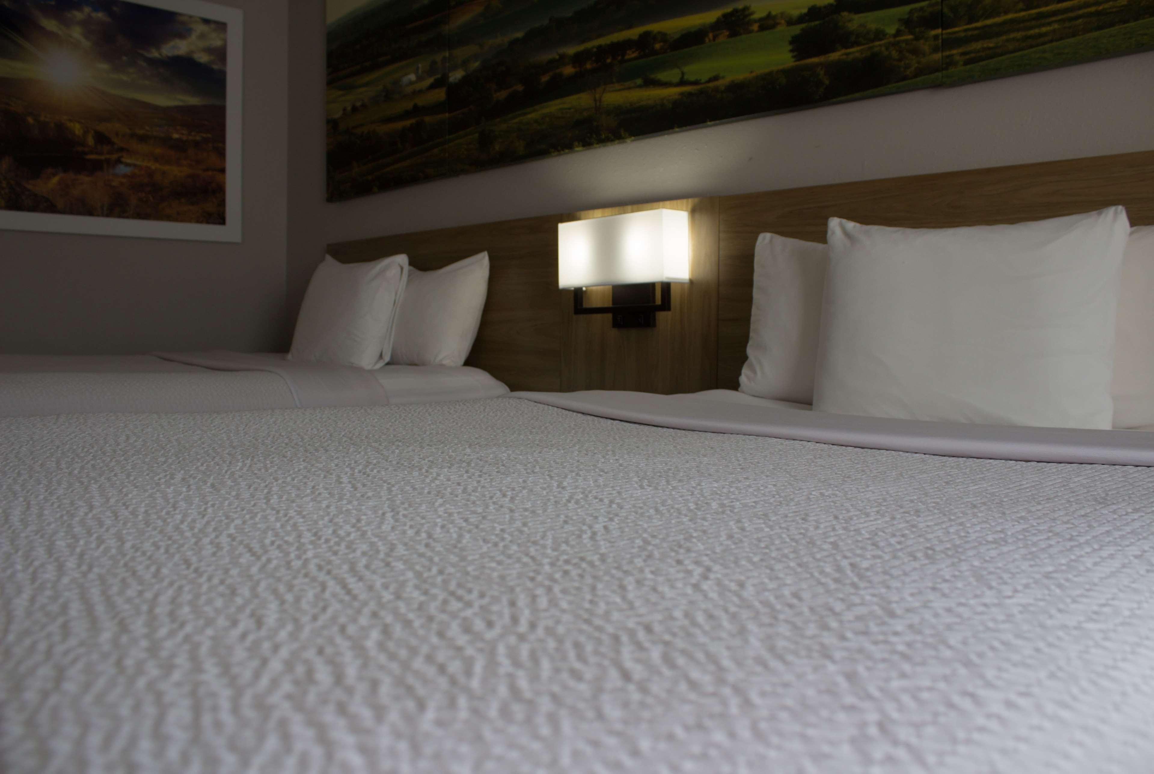 Days Inn By Wyndham Colby Ngoại thất bức ảnh